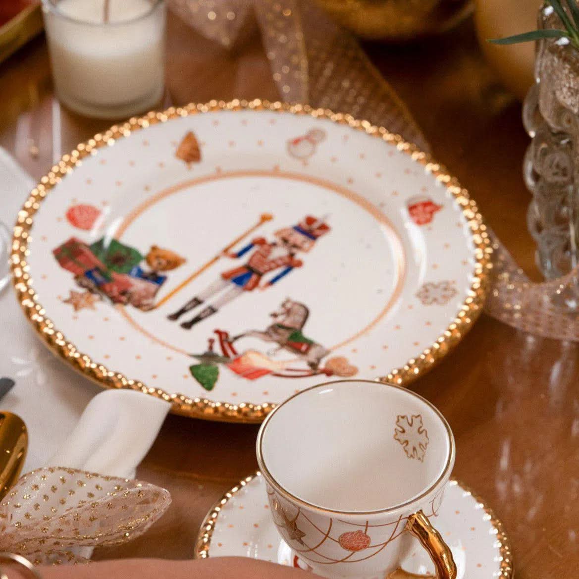 Christmas-Themed Ceramic Dessert Plates – 6 Pieces
